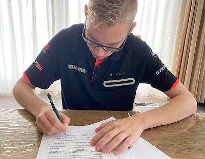 Team 360’s Bagel Boy extends Winmau deal