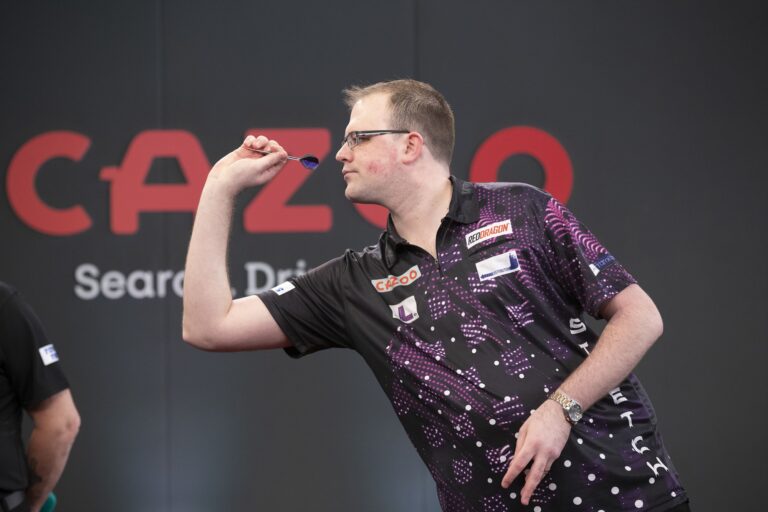 Picture of David Evans playing darts at the UK Open