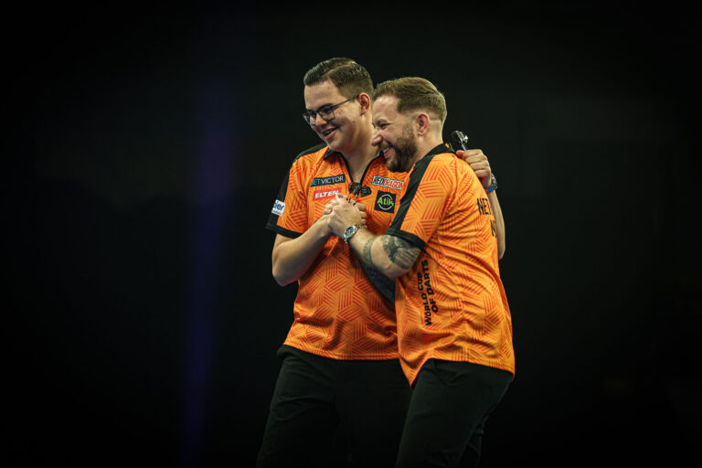 Netherlands Thrash Italy as World Cup of Darts Gets Underway