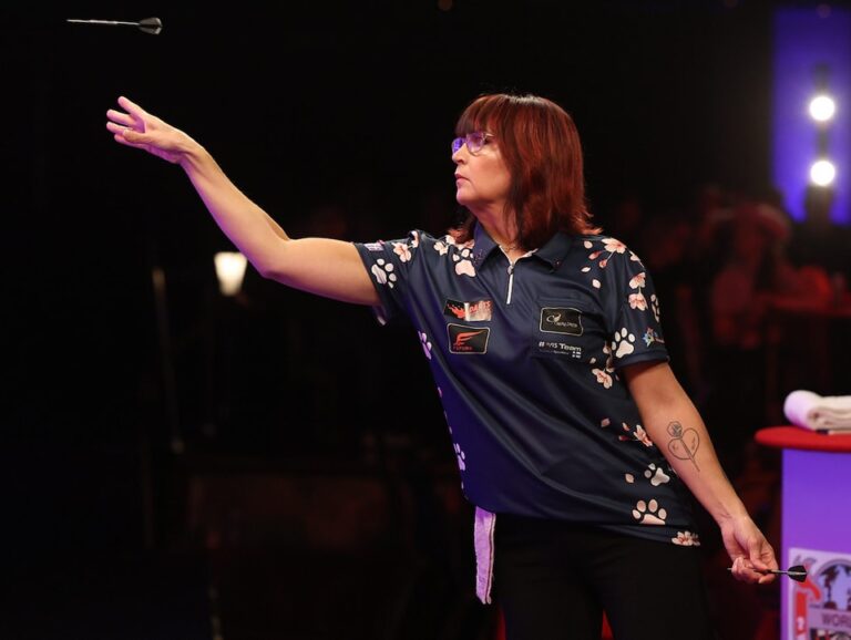 Kirsi Keeps Women’s Week Lead