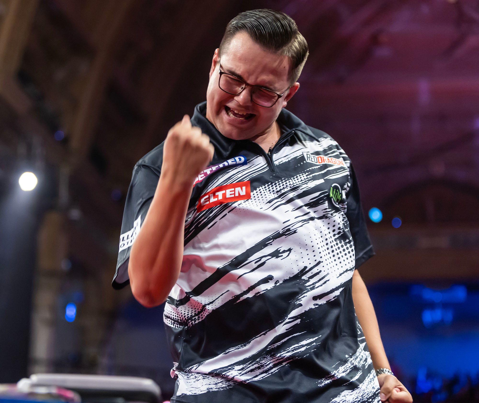 van-veen-machine-stop-humphries-defence-in-its-tracks-darts-world