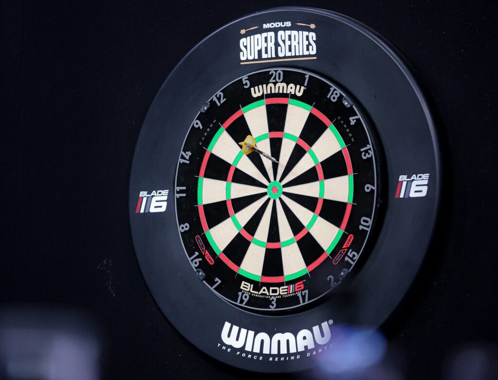 darts, Winmau, Blade 6, dartboard and surround, MODUS Super Series