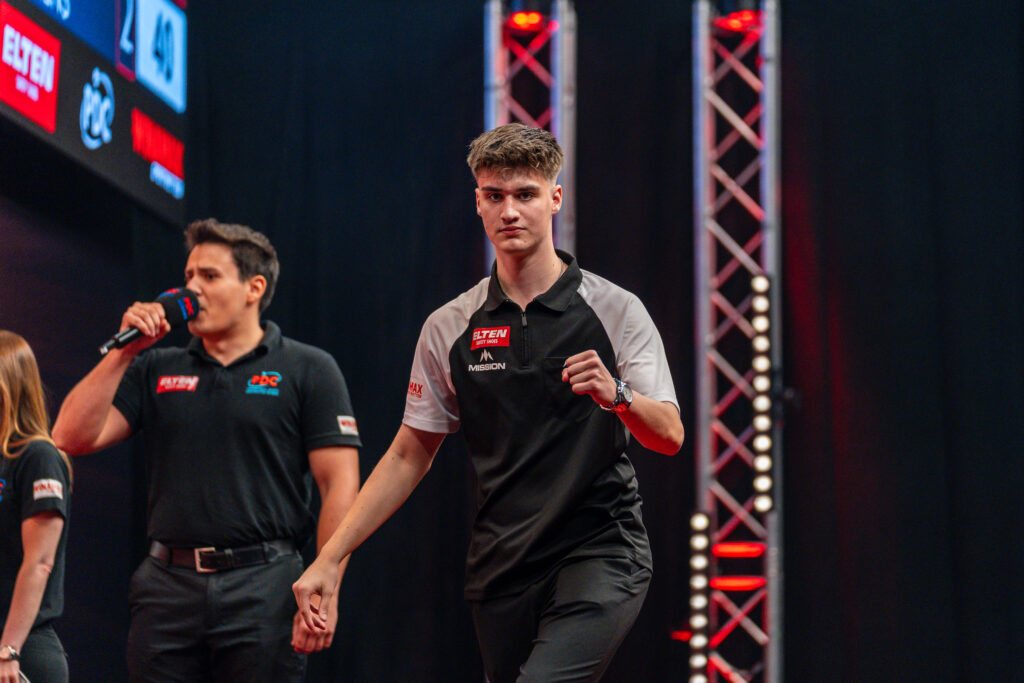 Yorick Hofkens , Darts player, Germany