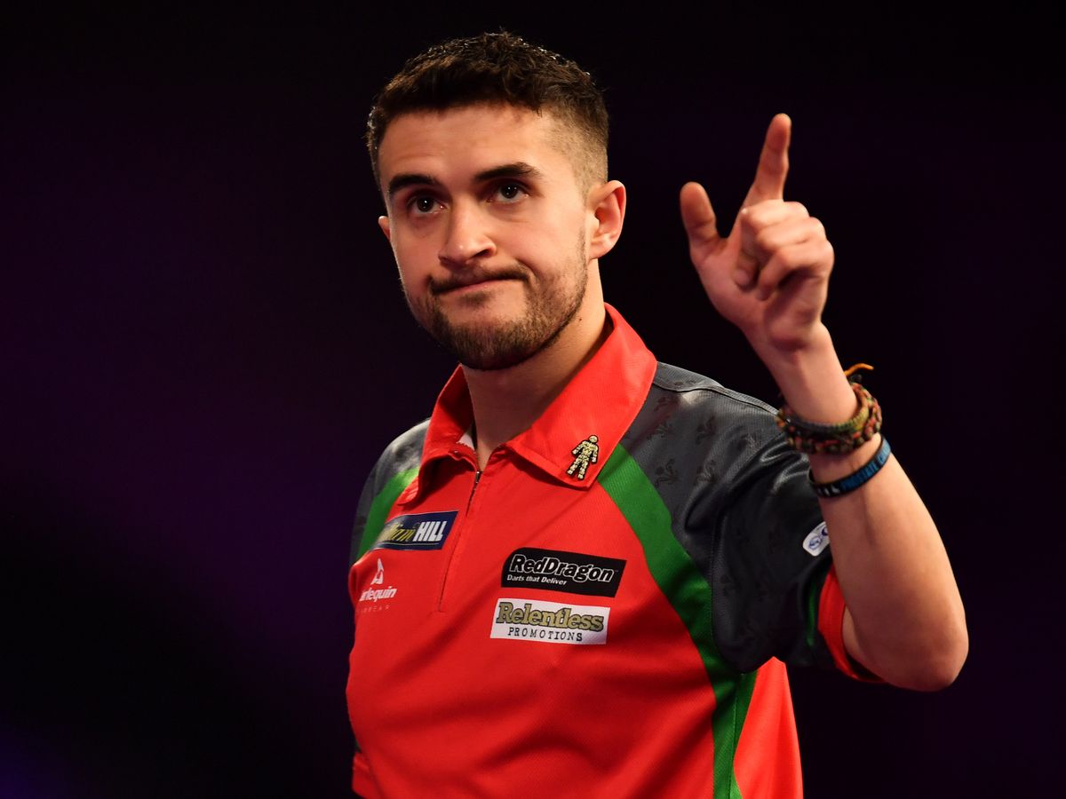 Lewis Leads Friday’s 5 at Super Series Darts