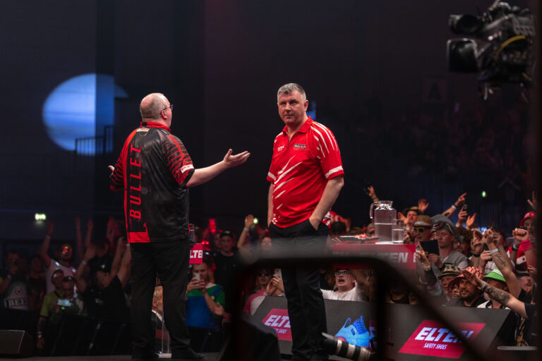 International Darts Open: Bunting Kick-Starts Defence