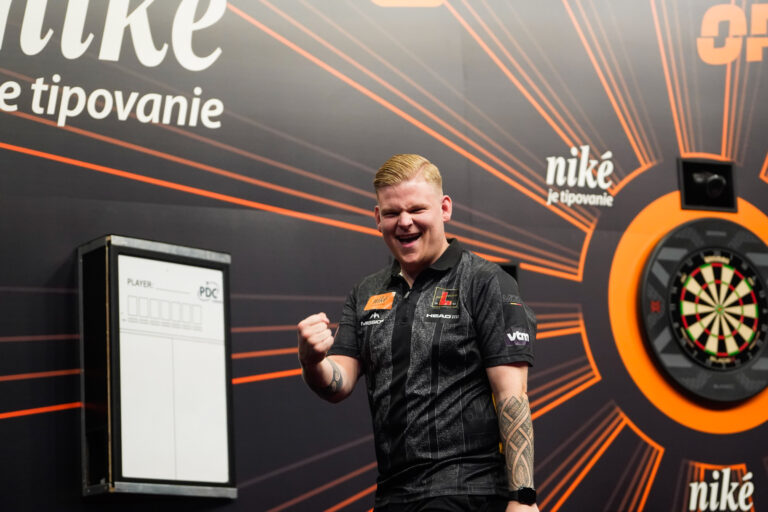 De Decker Dumps Out O’Connor in Bratislava